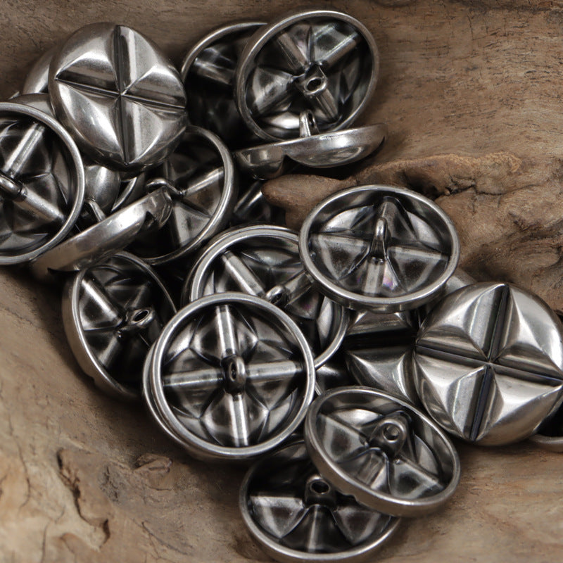 Silberfarbene Metallknöpfe mit X-Prägung und Metall-Stegen, rund, 18/23 mm