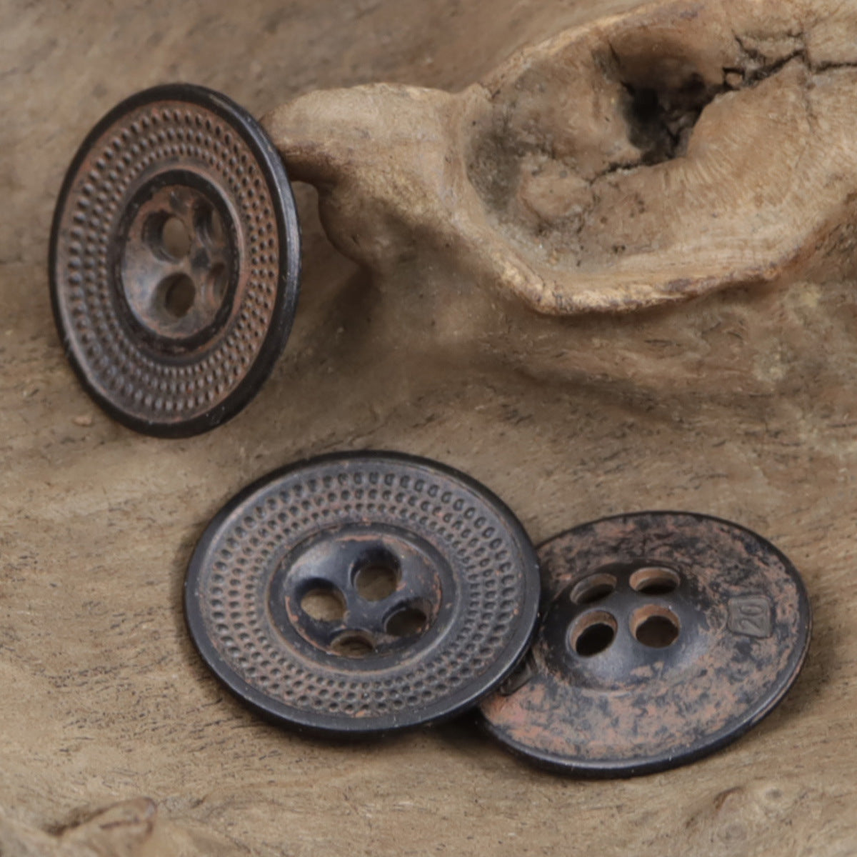Rostige Metallknöpfe, rund, mit 4 Löchern und geprägtem Rand
