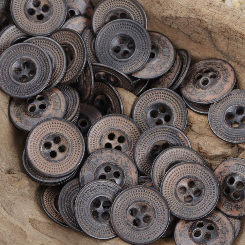 Paket mit vielen runden Metallknöpfen, rostig, jeweils mit 4 Löchern