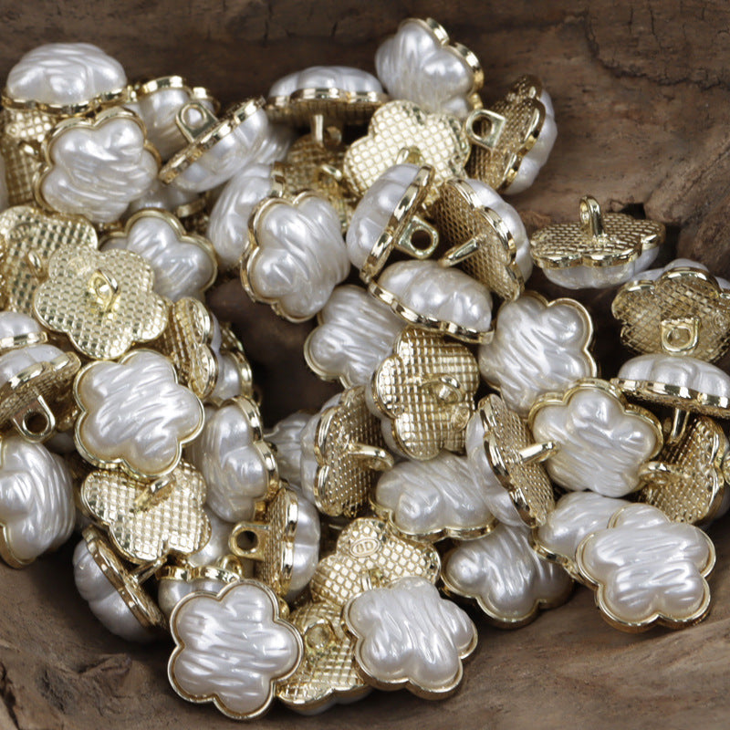 Flower resin metal buttons assortment: white pearl look with gold-tone and silver shanks