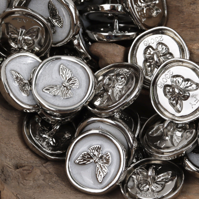 Silberne Metallknöpfe mit Schmetterlingsmuster und Griffen, runde Knöpfe (mehrere)