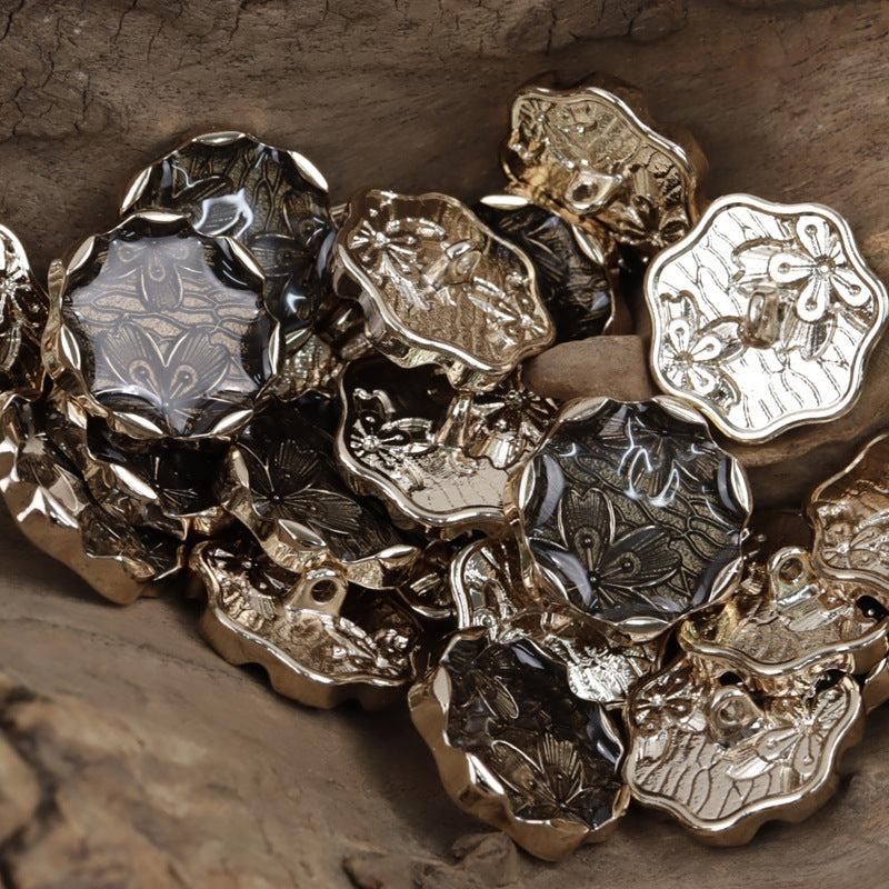 Set of metal shank buttons with polygonal flower pattern, mixed gold and silver tones