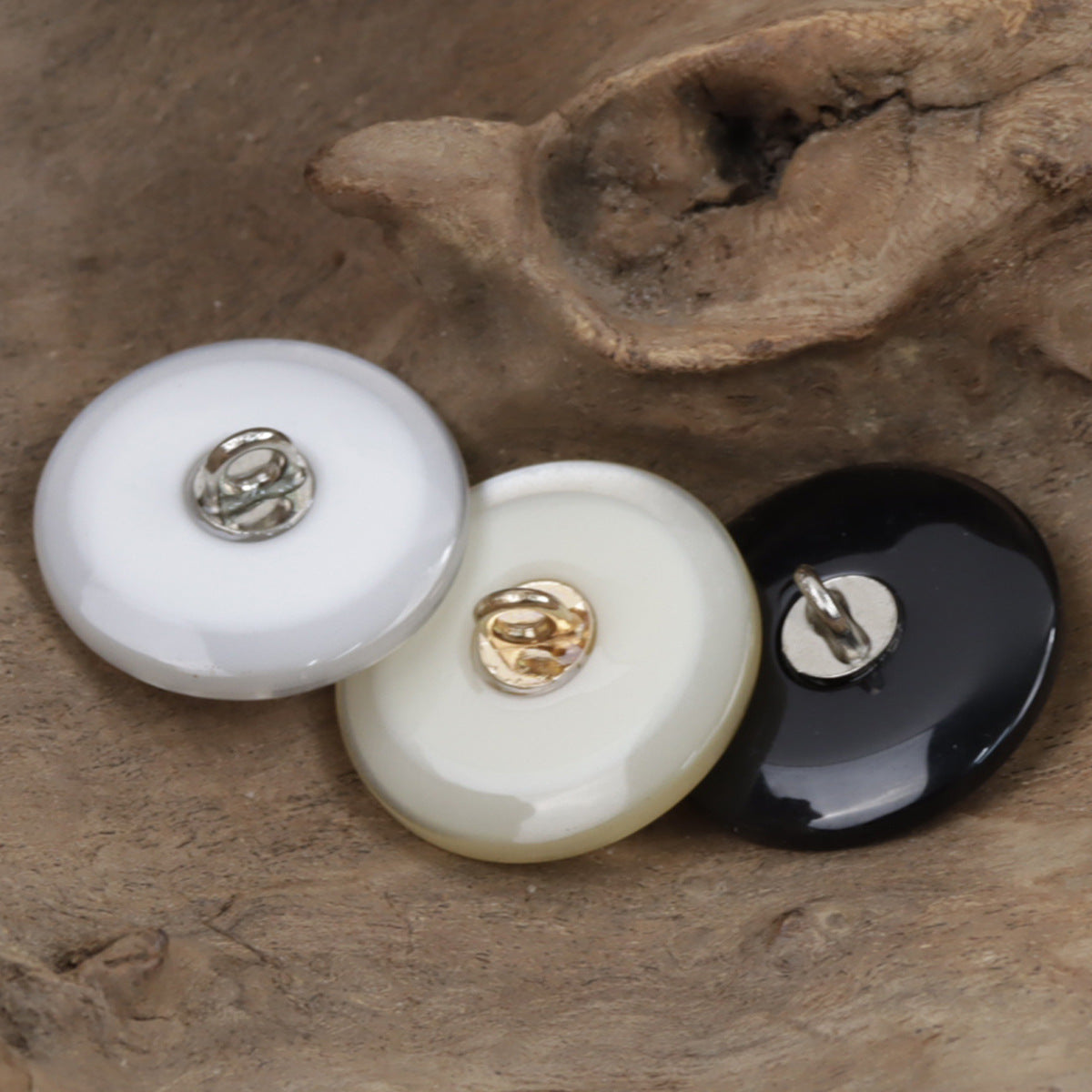 Knopf-Set aus weißem, champagnerfarbenem und schwarzem Resin mit Metallkern