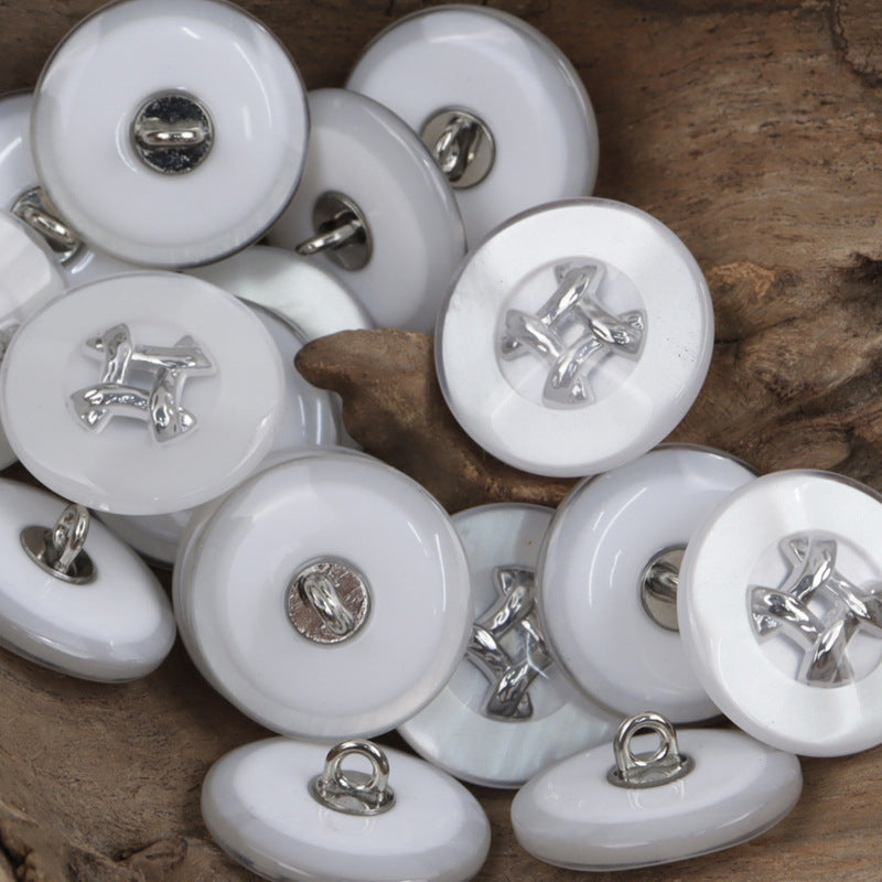 Weiße Resin-Knöpfe mit silbernen Metall-Details, mehrere Stücke