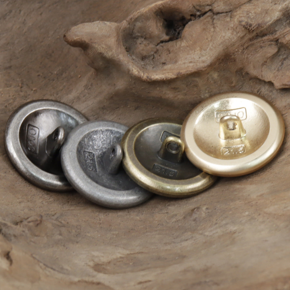 Metallknöpfe mit Stiel, Camellia-Muster, Vorder- und Rückansicht in Gold, Bronze und Silber