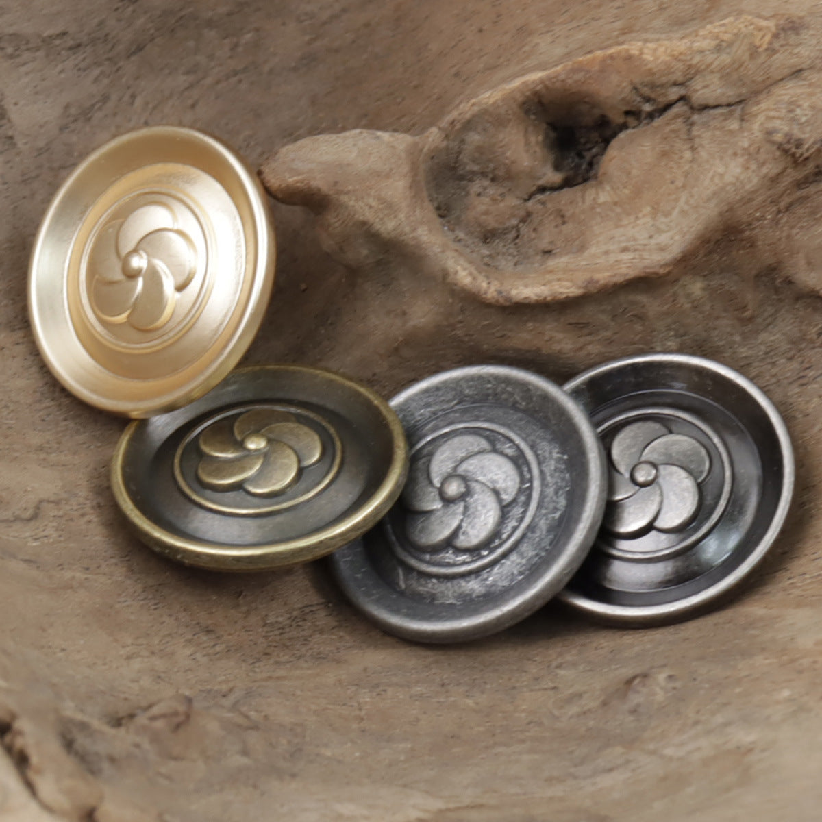 Runde Camellia-Metallknöpfe mit Stiel in Gold, Bronze und Silber, flache Vorderseite