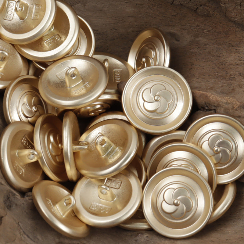 Metallknöpfe mit Stiel, Camellia-Relief, mehrere Rückseiten mit Prägung in Gold und Bronze