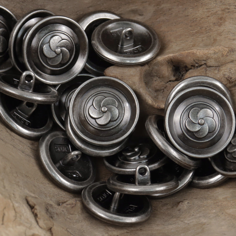 Camellia-Metallknöpfe mit Stiel, mehrere Rückseiten und Vorderseiten in dunklem Silber