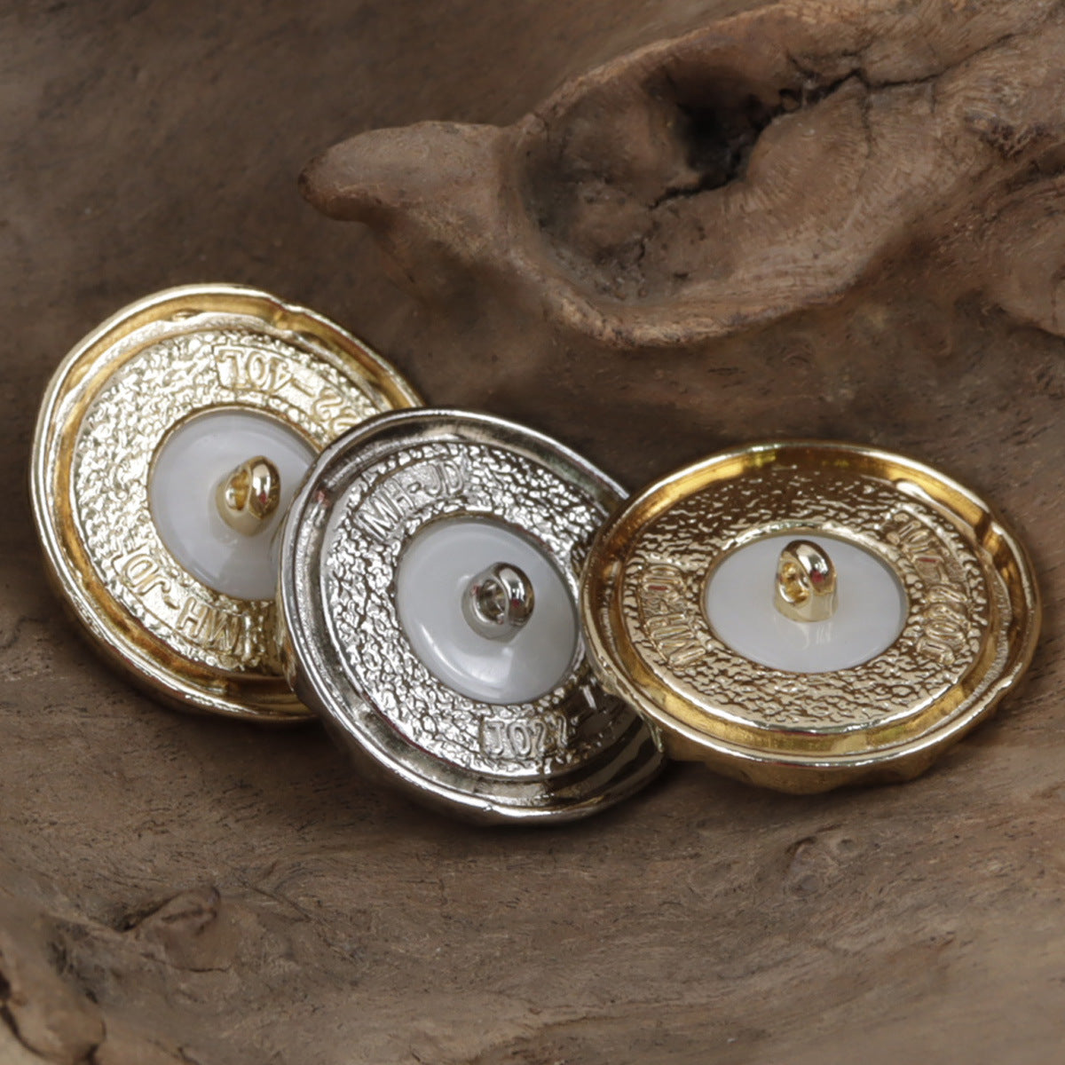 Resin-metal shamrock buttons with white centers and gold or silver frames, 3 pcs