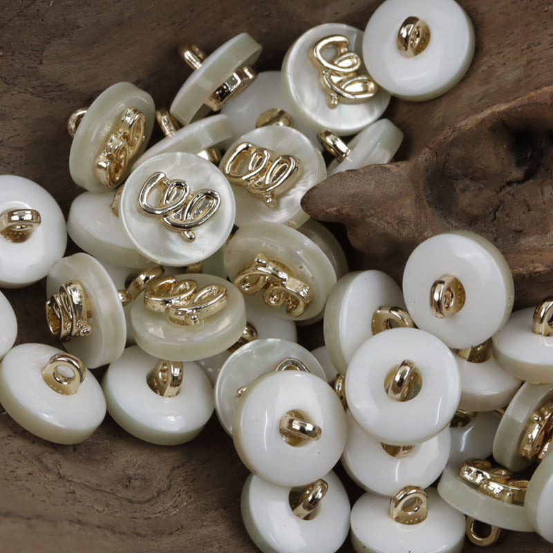 Beige Zierknöpfe aus Kunstharz, runde Form mit Metallschlaufe, viele Stücke