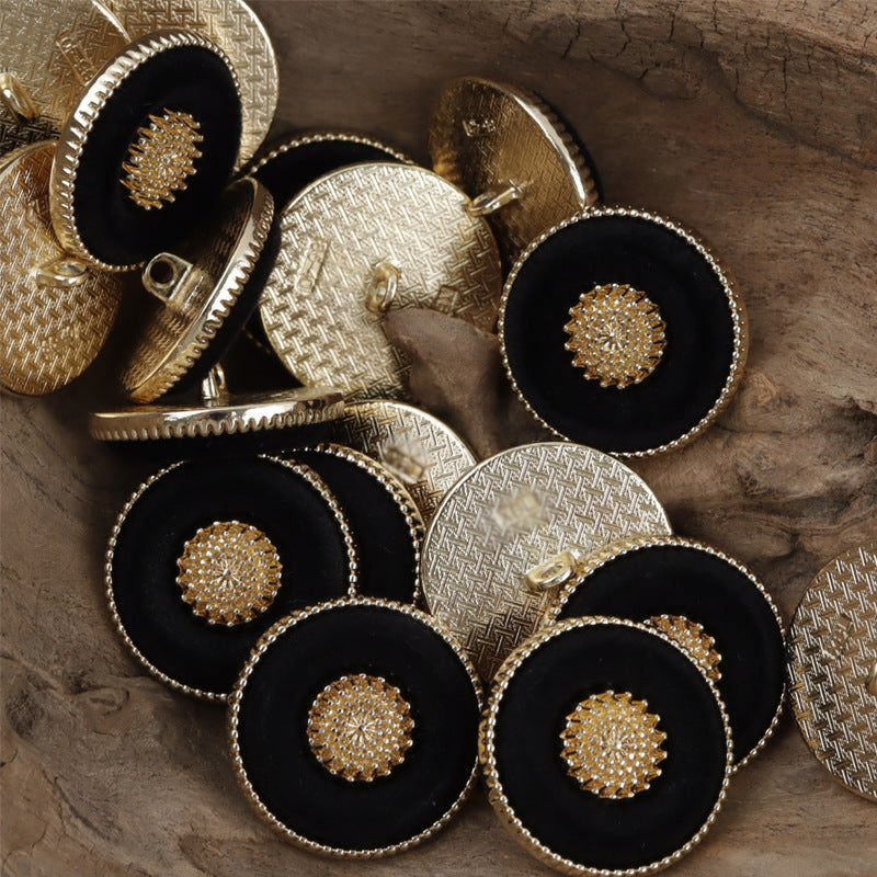 Runde Samtknöpfe: schwarzer Flor mit goldener Strassmitte und Metallrand