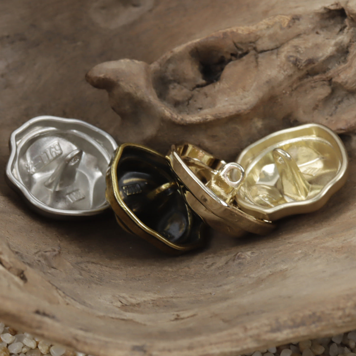 „Little Sun“ Metallknöpfe mit Stiel, silbern und goldfarben, Rückseiten mit Befestigungsloch