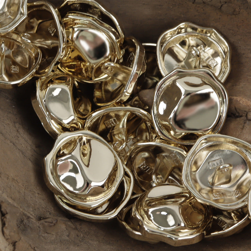 Glänzende „Little Sun“ Metallknöpfe, gold-, silber- und bronzefarben, Fronten im Detail