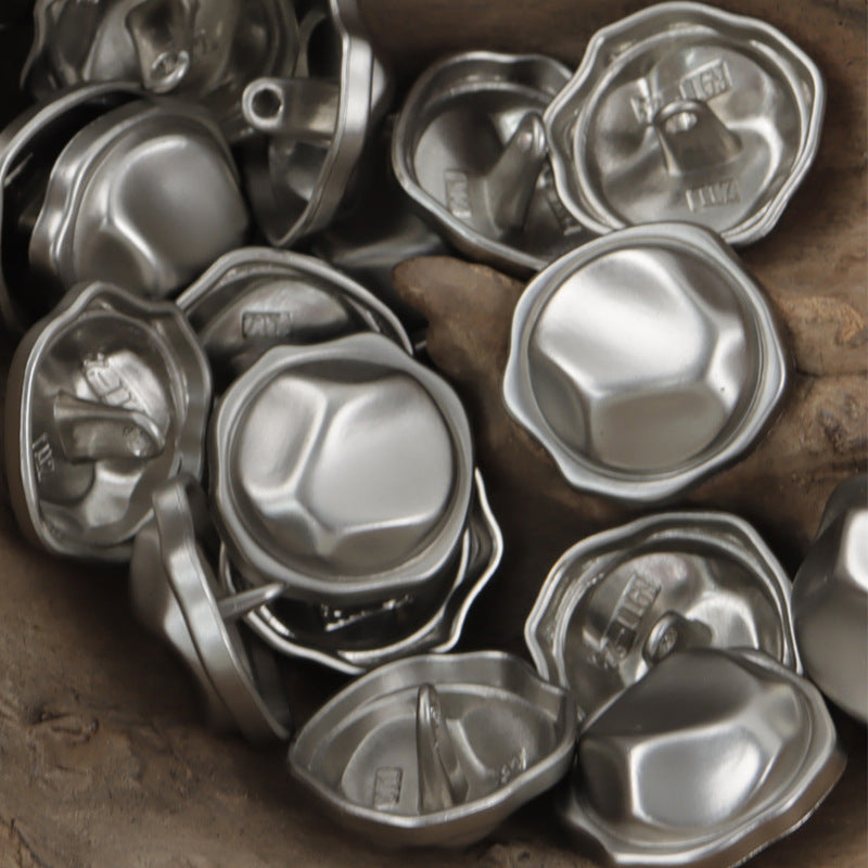 Silberfarbene „Little Sun“ Metallknöpfe aus Zinklegierung, Stielrückseiten, geprägtes Logo