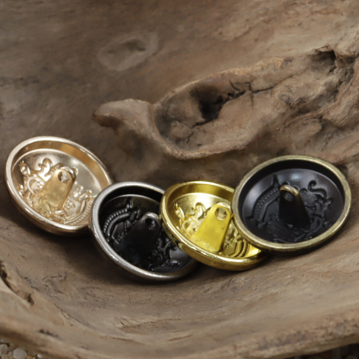 Metal coat-of-arms buttons in mixed finishes: silver, gold, black, 10pcs