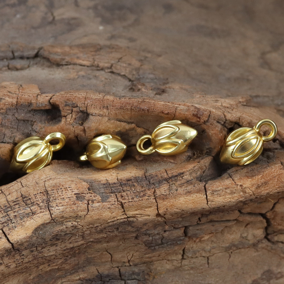 Goldene Lotus-Anhänger-Buttons für Armband-DIY, Blütenblatt-Relief, mit Öse