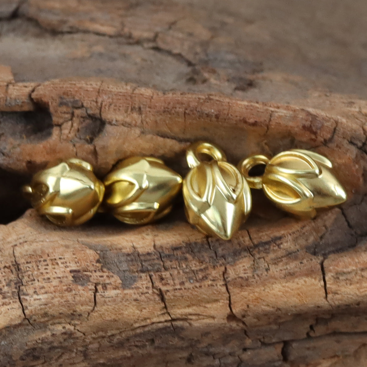Goldene Lotus-Buttons, mehrere Stücke mit Öse und Blütenblatt-Relief