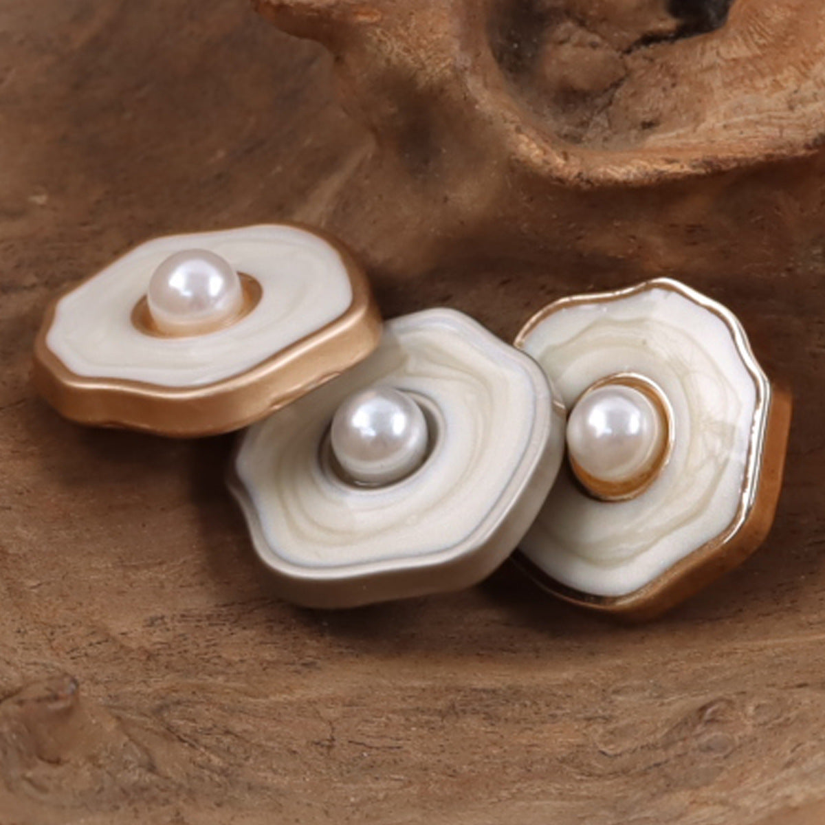 Four polygonal pearl buttons with pearl in white shell, gold and rose-gold rims