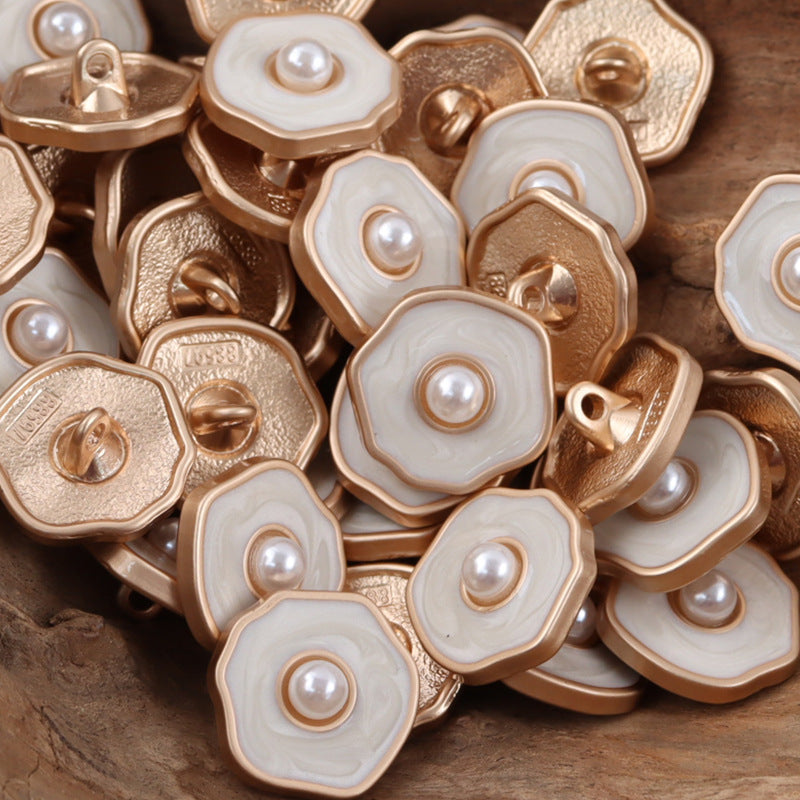 Bulk view: polygonal pearl buttons with pearl center, rose-gold and gold metal backs