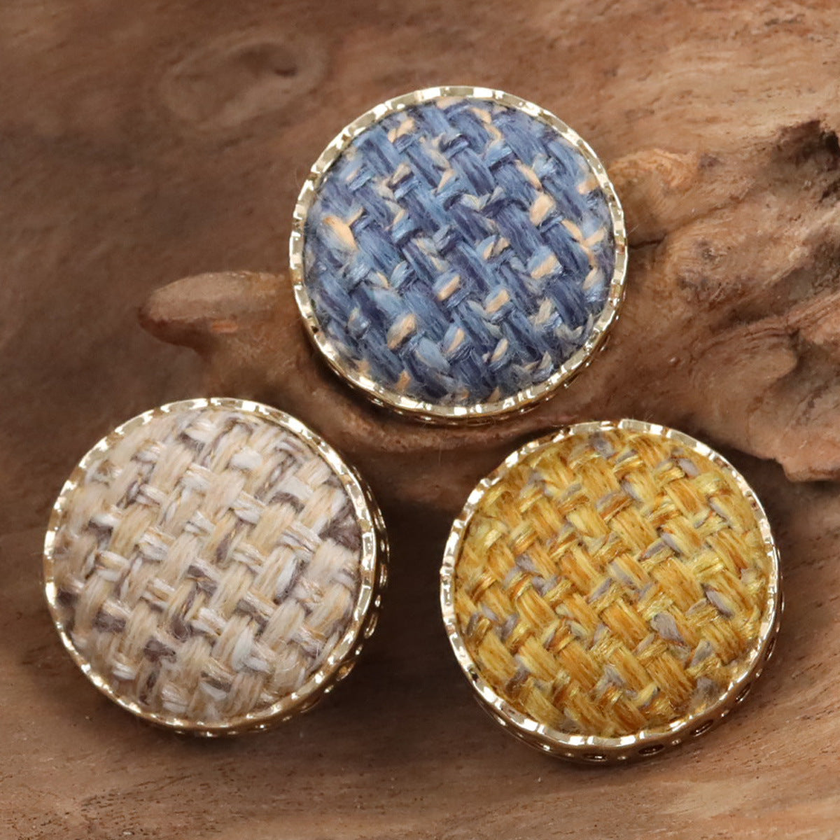 Runde Leinenknöpfe in Blau, Beige und Gelb mit goldenen Metall-Ösen