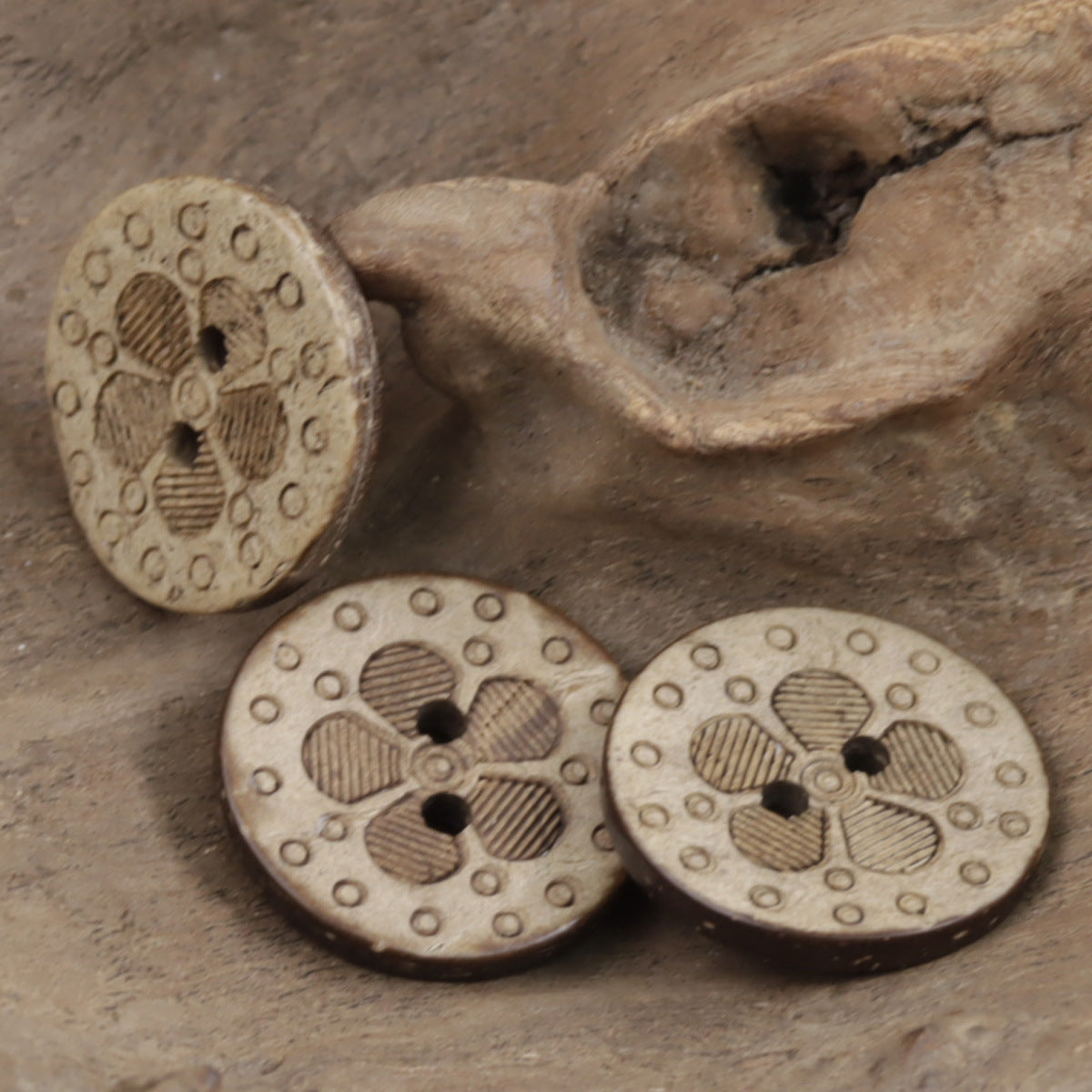 Set of 4-hole black coffee coconut shell buttons, etched flower design on round faces