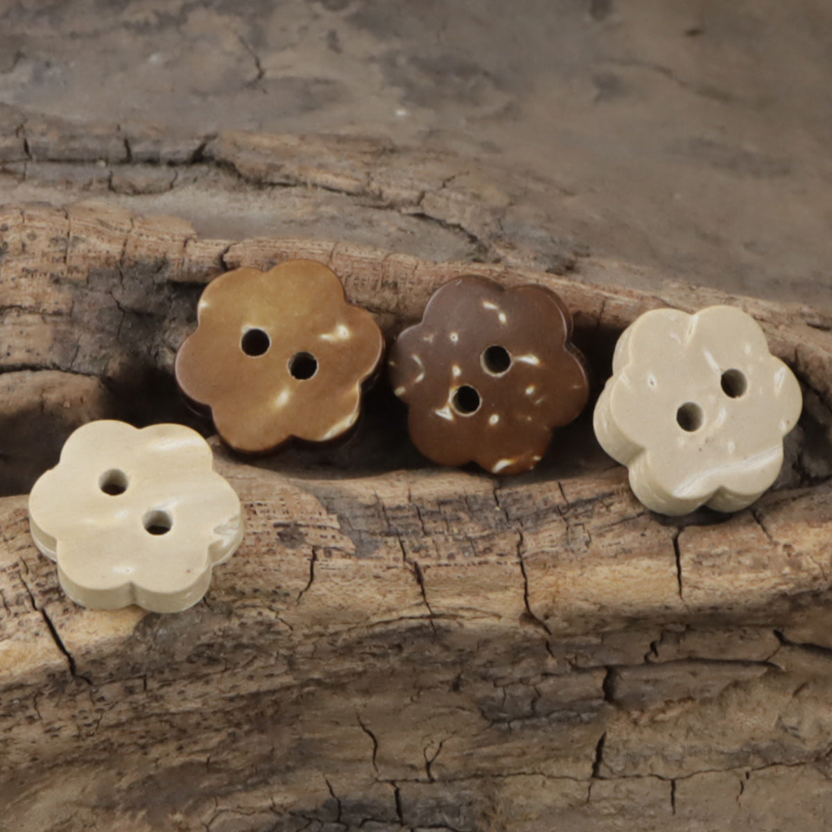 Flower 2-hole coconut buttons in beige, coffee, and light natural tones