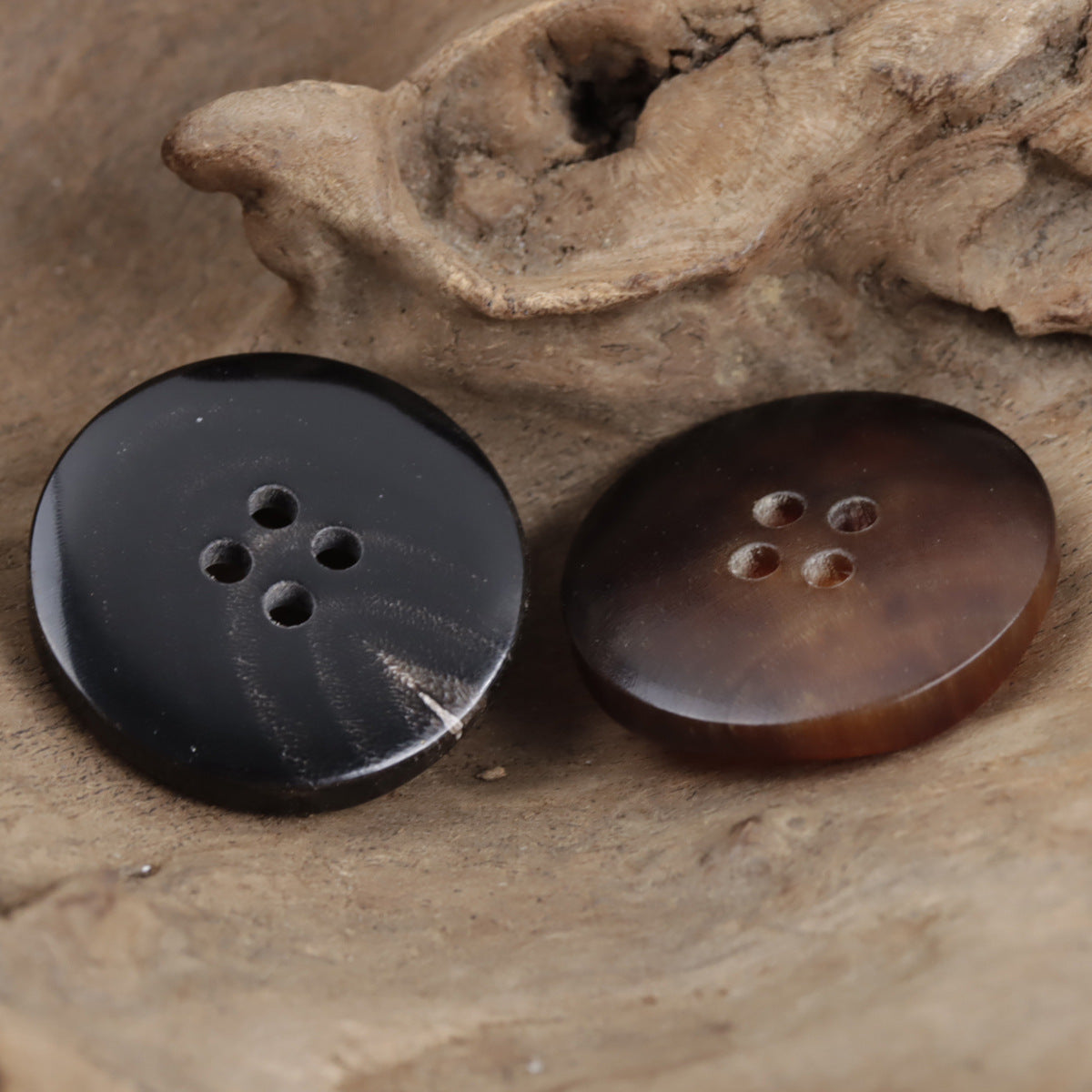 4-hole natural horn-look buttons in coffee-brown and black, curved edge set