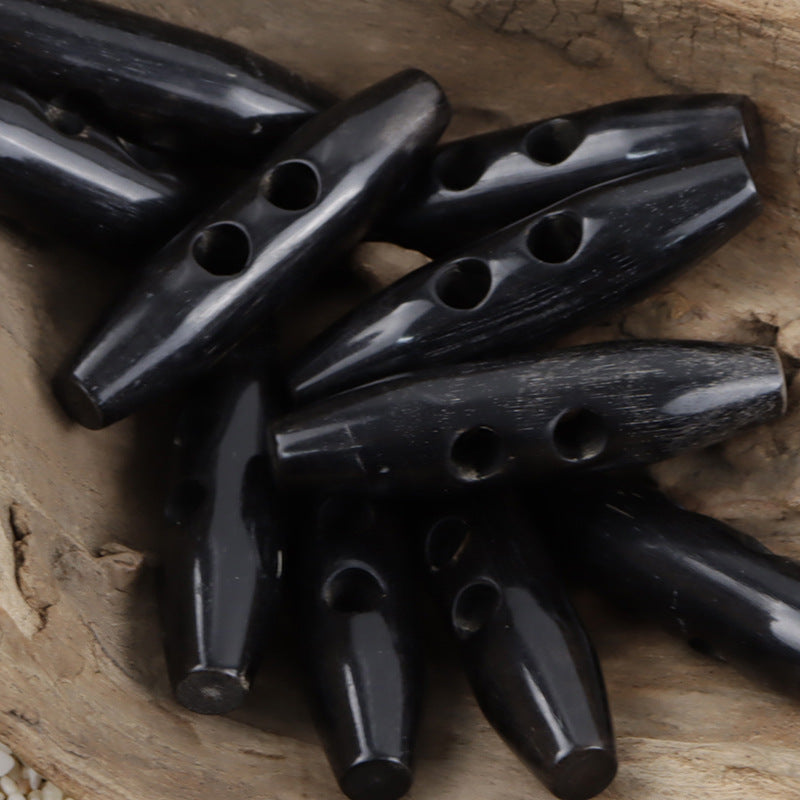 Schwarze 50-mm Zwei-Loch Naturhorn-Knöpfe, mehrere längliche Toggle-Formen