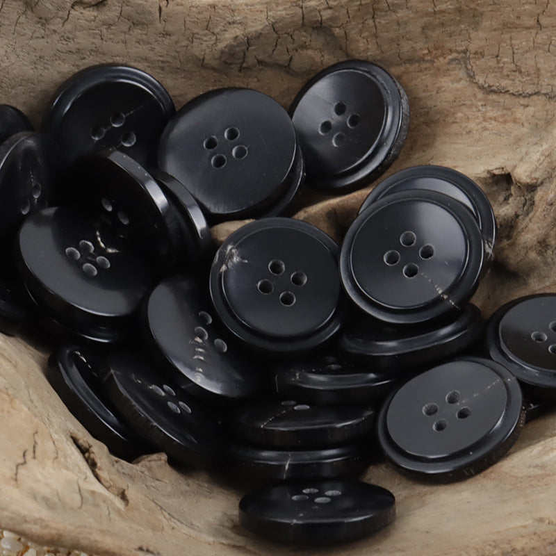 Paket schüsselförmiger Hornknöpfe mit 4-Loch-Ansicht, matte dunkle Oberfläche