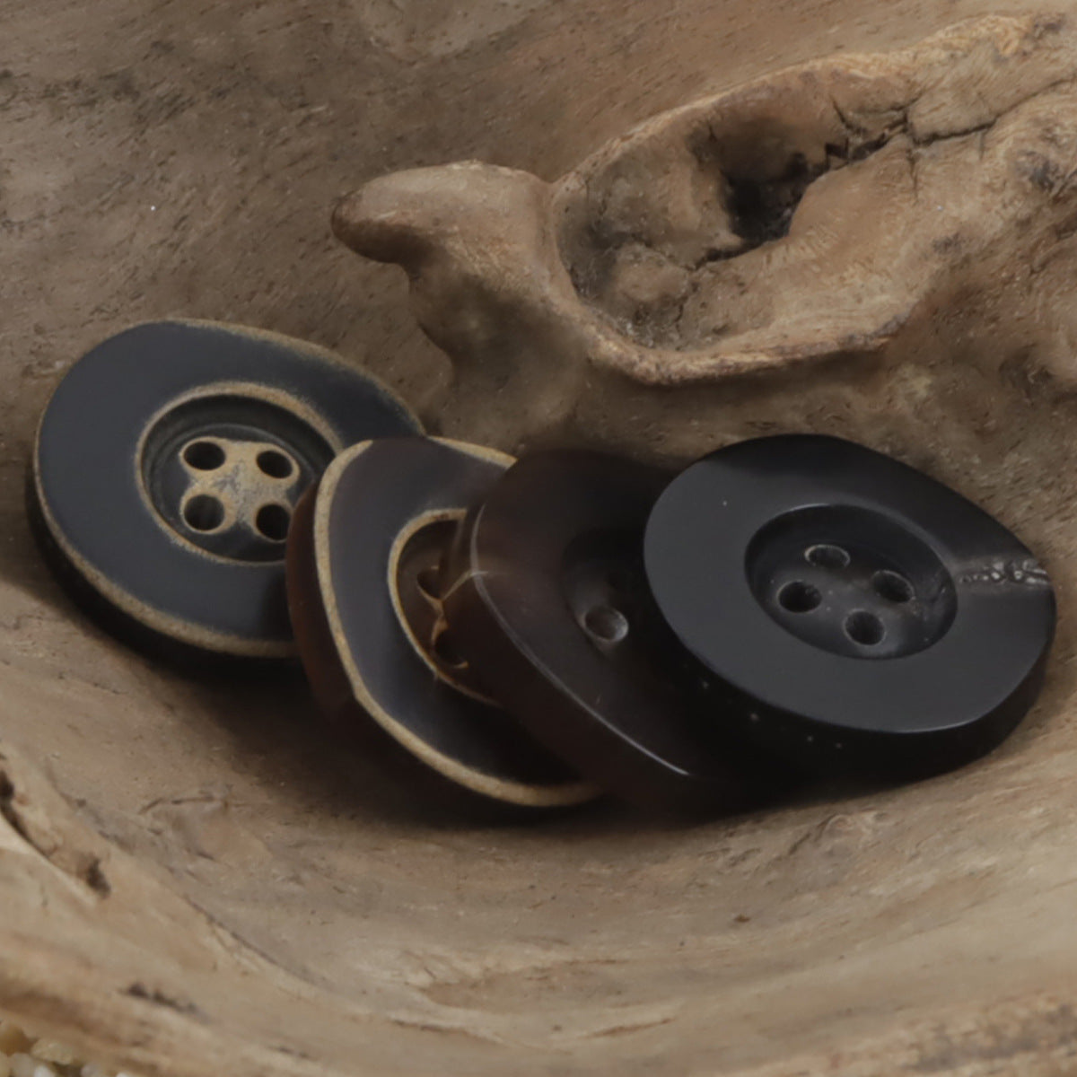 Hornknöpfe mit unregelmäßig breitem Rand, 4 Löcher, flache Vorderseite (dunkel)