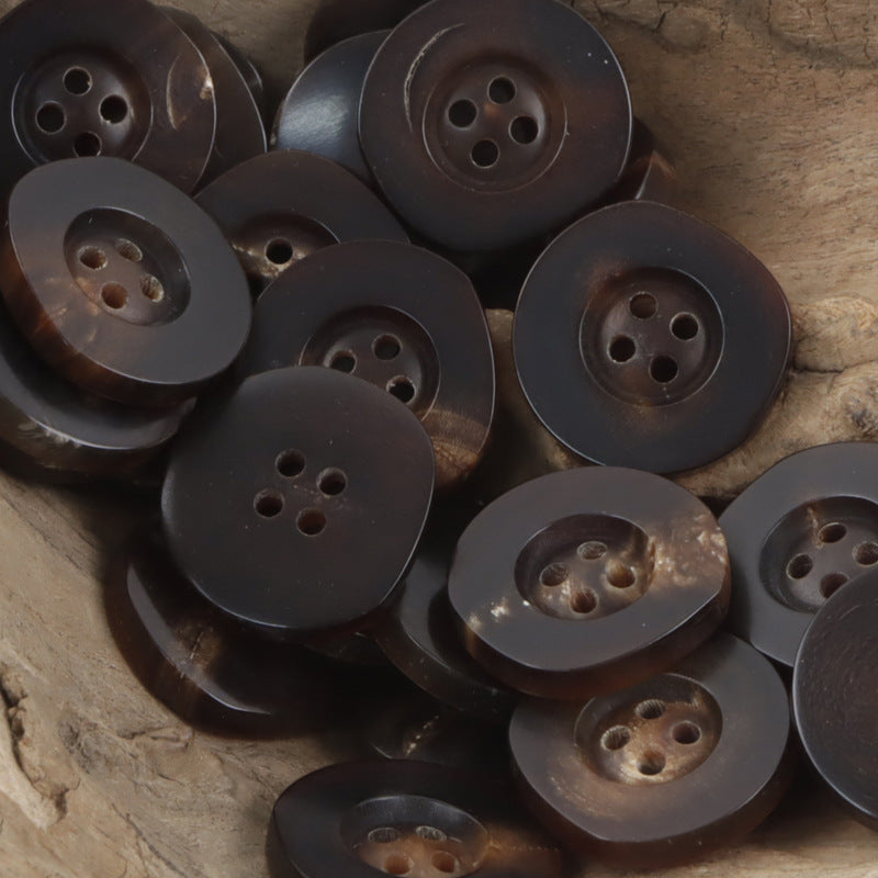 Hornknöpfe mit unregelmäßig breitem Rand, 4 Löcher, mehrere Vorderseiten (dunkel/braun)