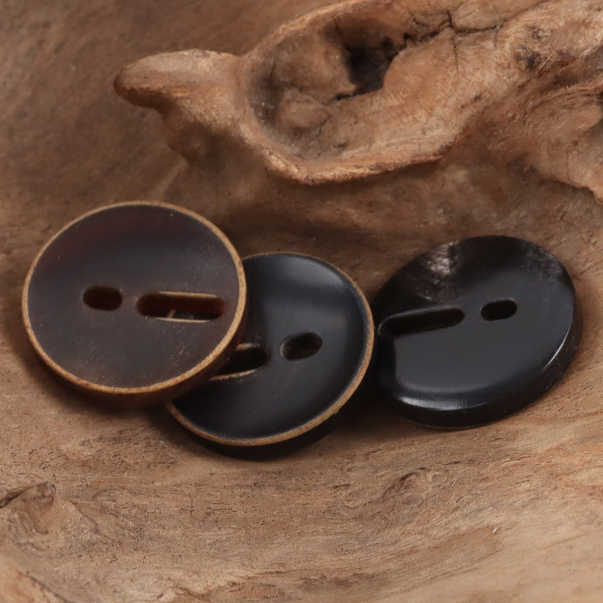 Burnt Coffee & Burnt Black Exclamation-Mark Knöpfe, Schlitz mit zwei Löchern