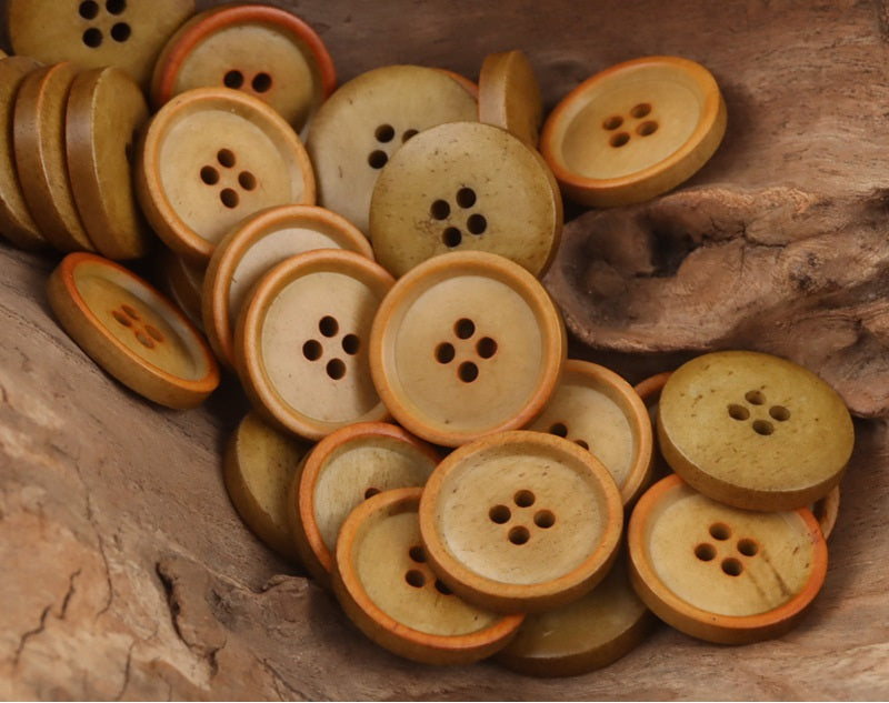 Runde 4-Loch Knochenknöpfe, naturbeige/braun gestreift mit orangefarbenem Rand