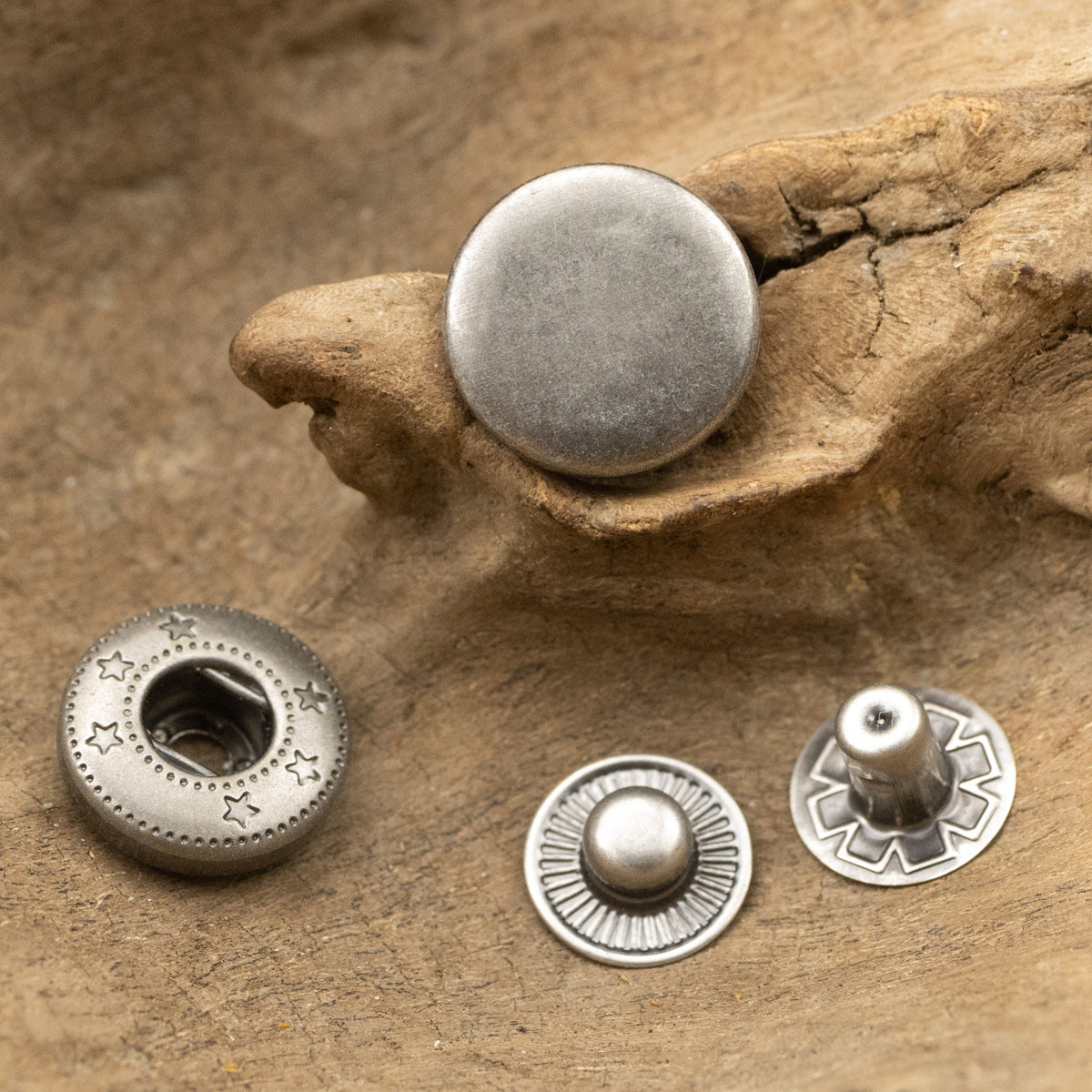 15mm Snap-Jackenknöpfe antik silber, Flachkopf und Zierelemente mit Stern und Rillen
