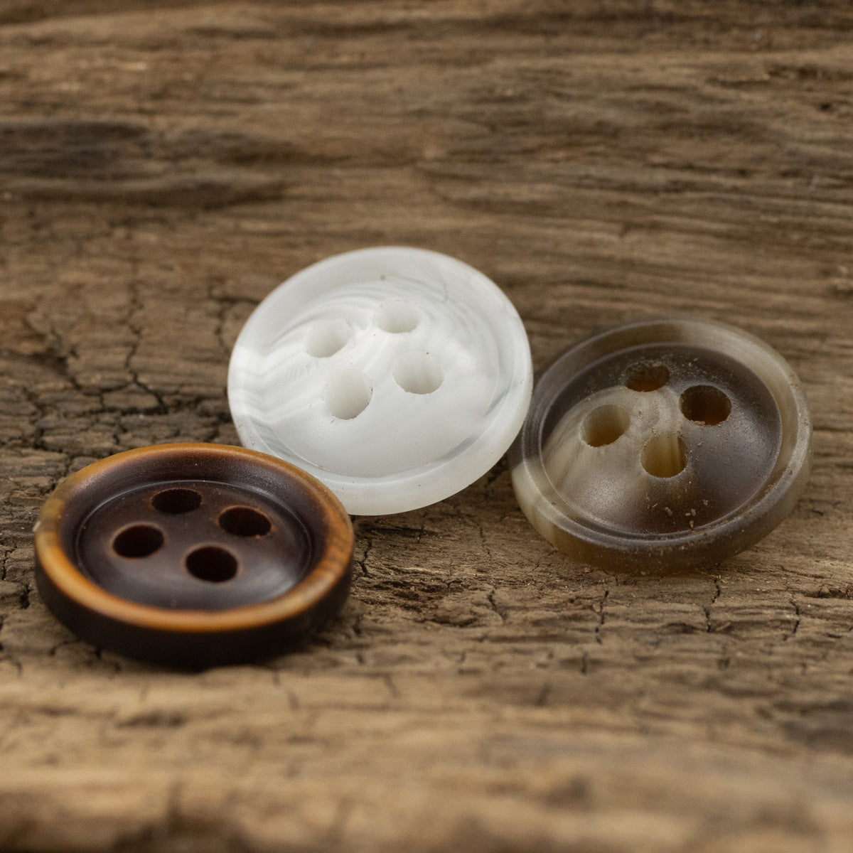 Resin shirt buttons in white and dark tones, round 4-hole buttons