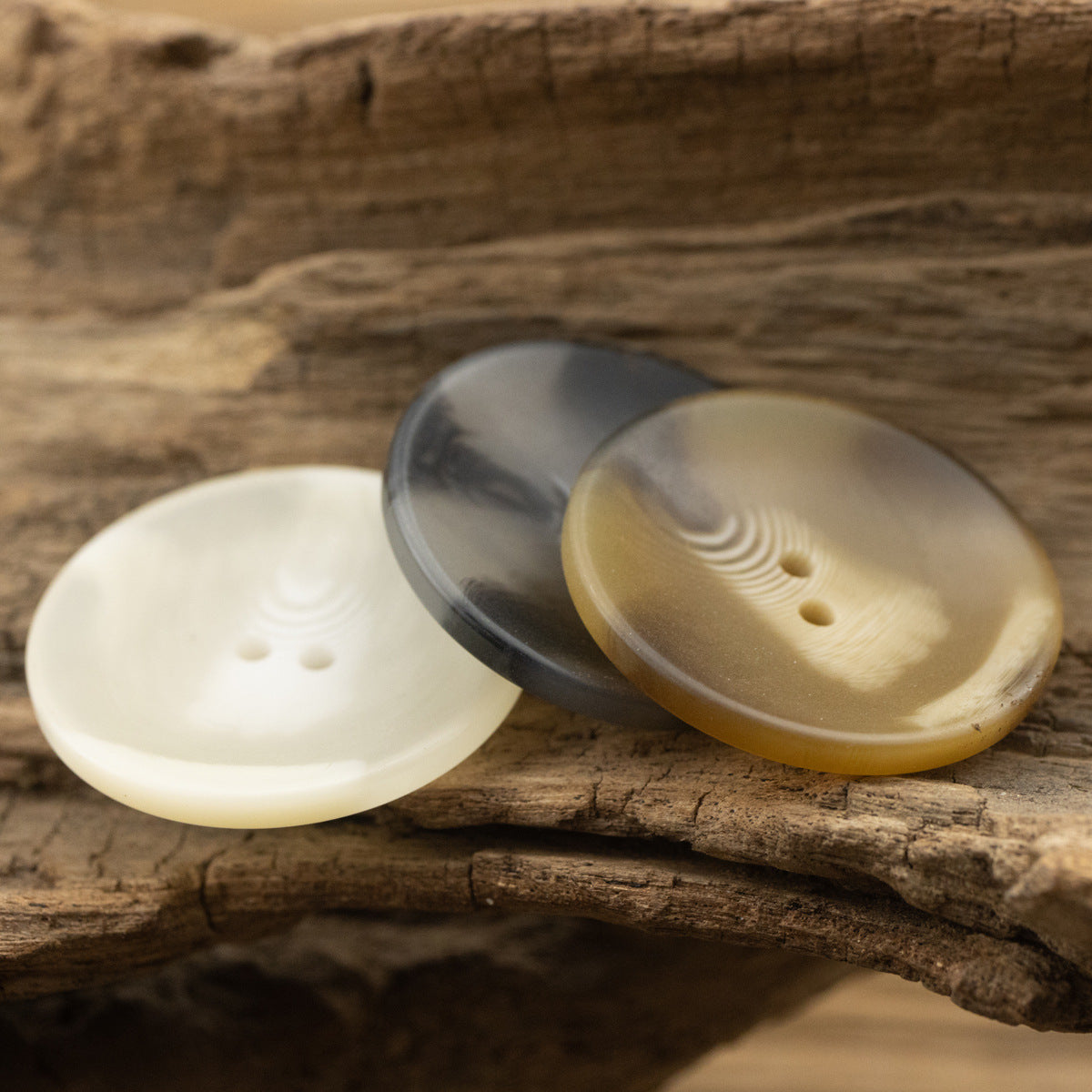 Two-hole resin coat buttons in off-white, dark gray and khaki