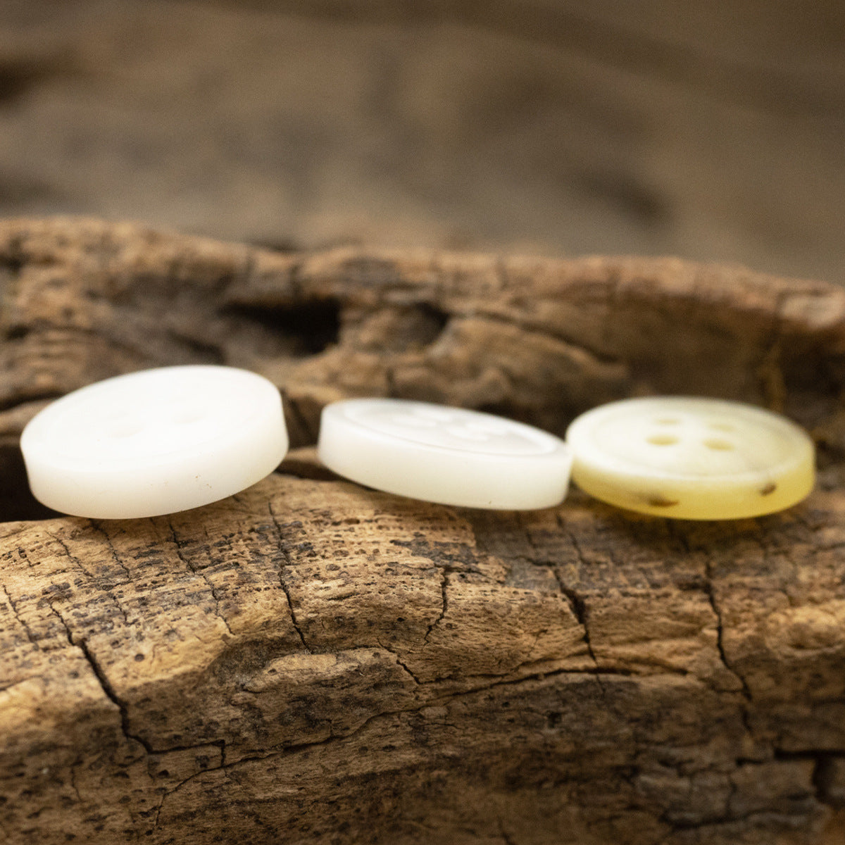 Resin buttons, woodgrain imitation, 11.5mm; mixed white and khaki 4-hole