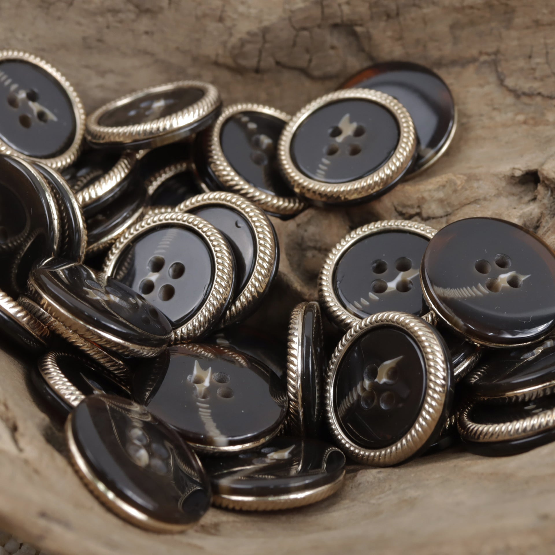 Coffee four-hole flat resin buttons with metal lace edge, round set