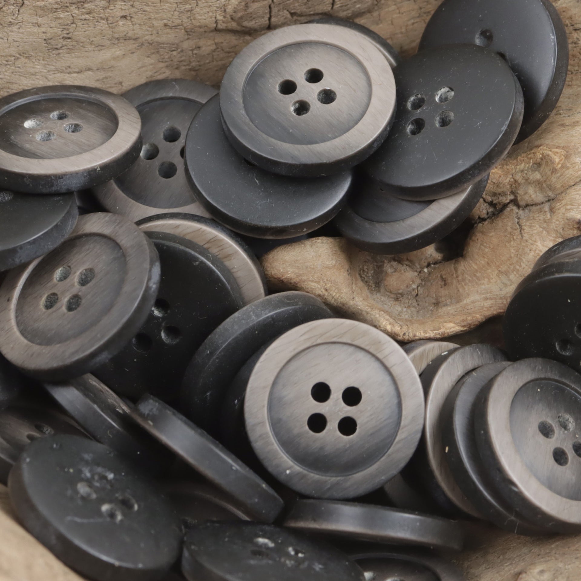 Round resin buttons with 4 holes in dark gray and silver tones, 15–25mm