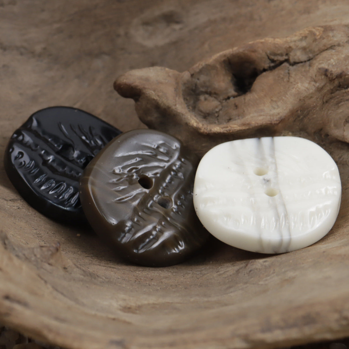 Resin coat buttons, palm-tree texture, 2 holes in black, coffee and white