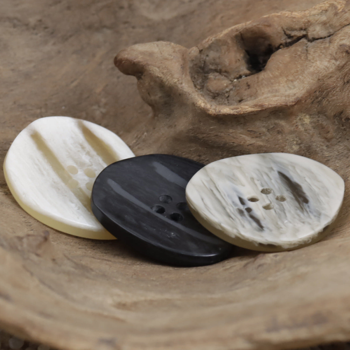 Unregelmäßige Resin-Knöpfe mit Holzmaserung, 4 Löcher; weißlich, dunkel und creme