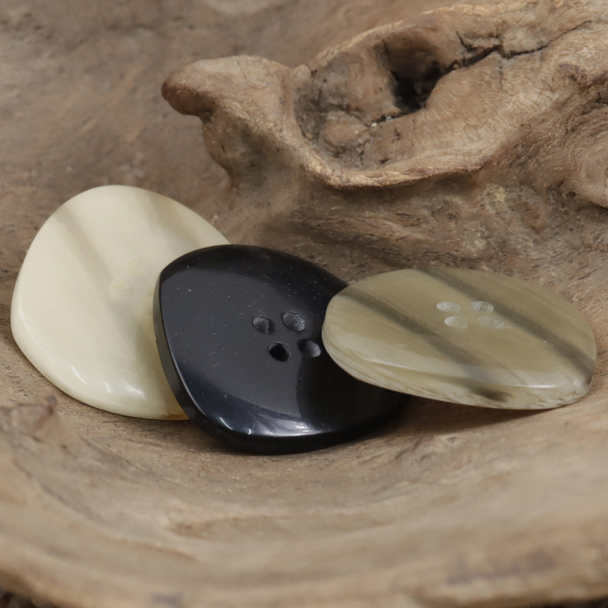 Unregelmäßige Resin-Knöpfe mit Holzmaserung, 4 Löcher; creme, dunkelgrau und hell