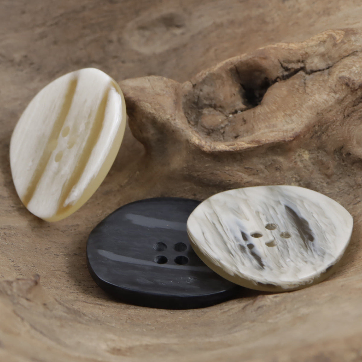 Unregelmäßige Resin-Knöpfe mit Holzmaserung, 4 Löcher; hell mit Streifen, dunkel
