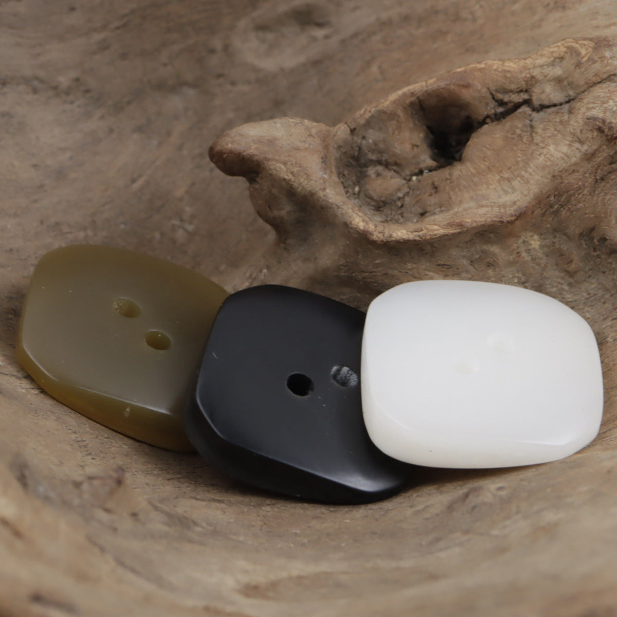 17.5–30mm rounded square resin buttons: matte olive and dark navy, two holes