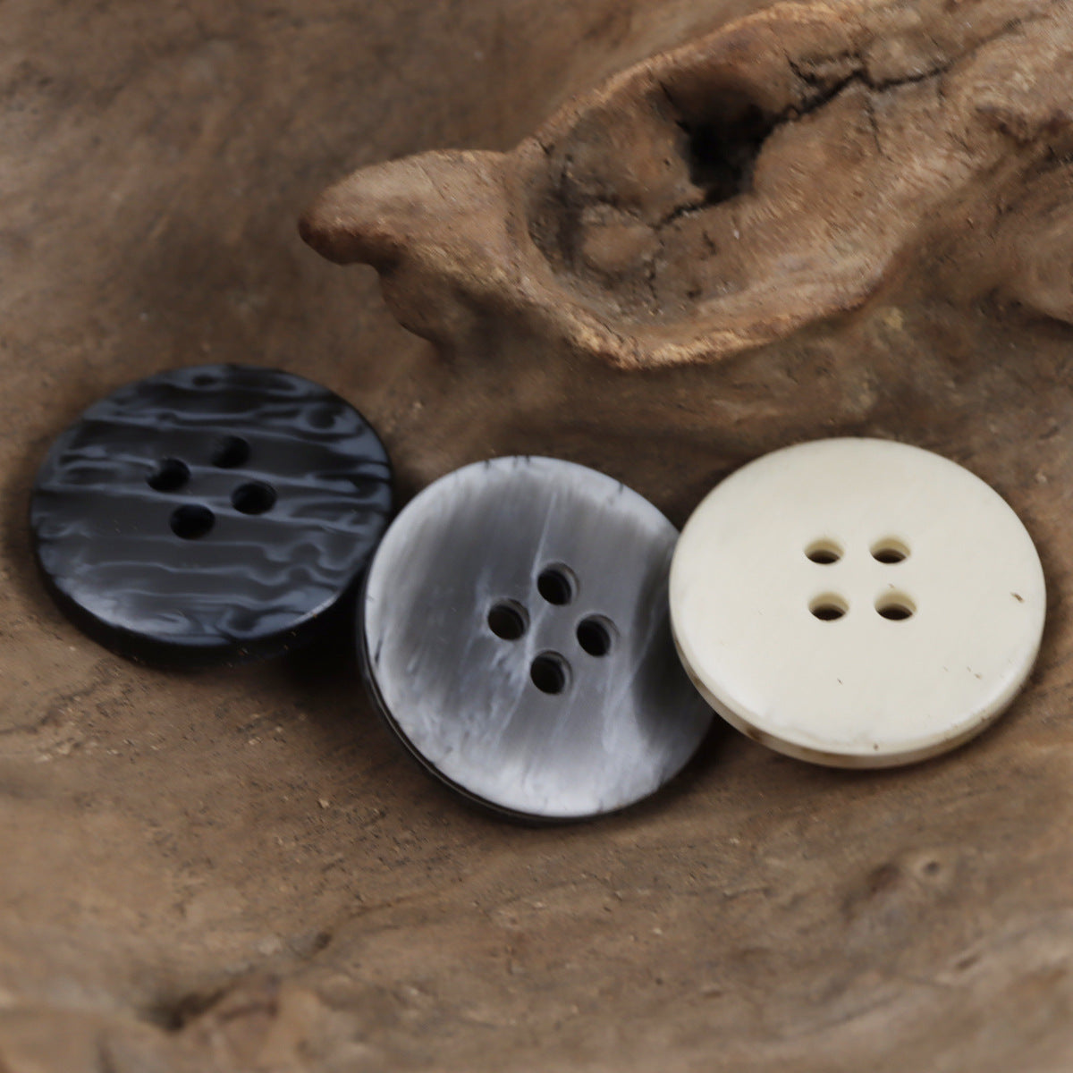 Runde 4-Loch-Resin-Knöpfe: dunkelblau-grau, hellgrau und off-white