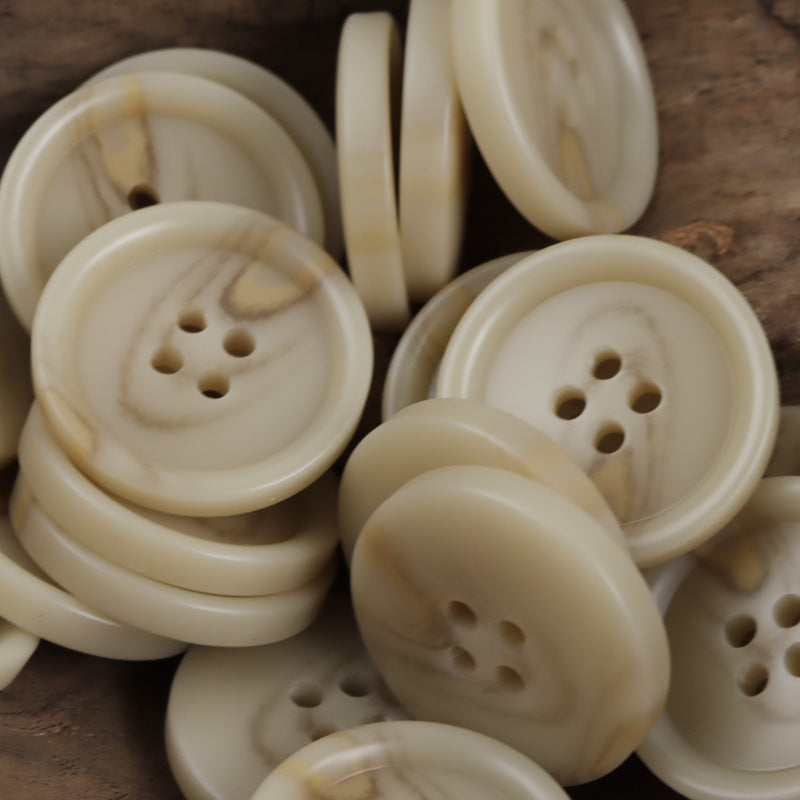 Beige Vierloch-Resin-Knöpfe, mehrere Ansichten im Stapel, Knopfflächen mit Aderung