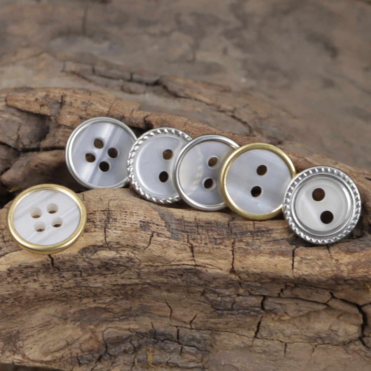Runde Resin-Knöpfe mit Perlmuster-Rand: gold- und silberfarbener Zarge, 2- und 4-Loch