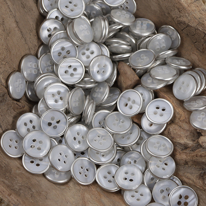 Rundes Knopf-Set: Resin-Knöpfe mit silberfarbener Zarge und helle Mitte, 4-Loch Details sichtbar
