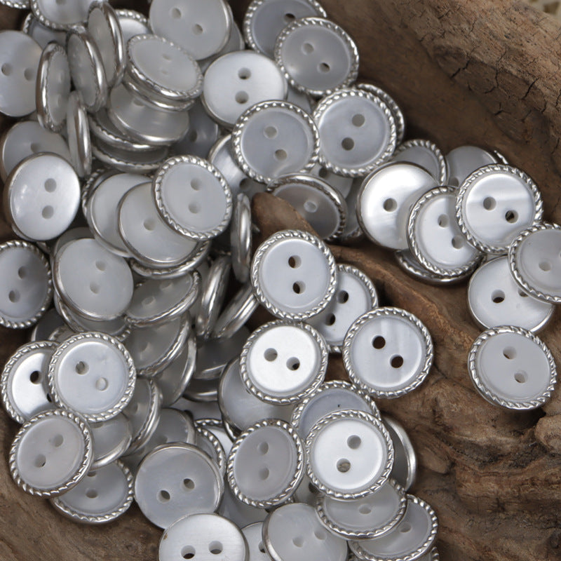 Runde Resin-Knöpfe mit Perlmuster-Rand, silberfarbener Rand, weiße Mitte, 2-Loch