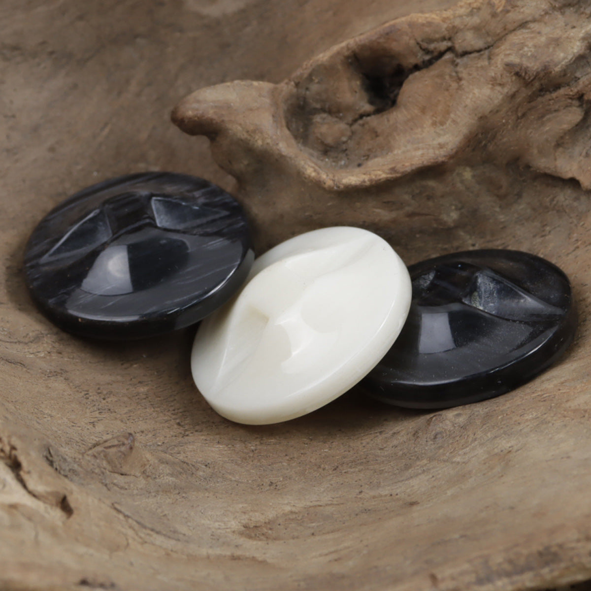 Marble-pattern shank resin buttons in black and off-white, oval round coat buttons